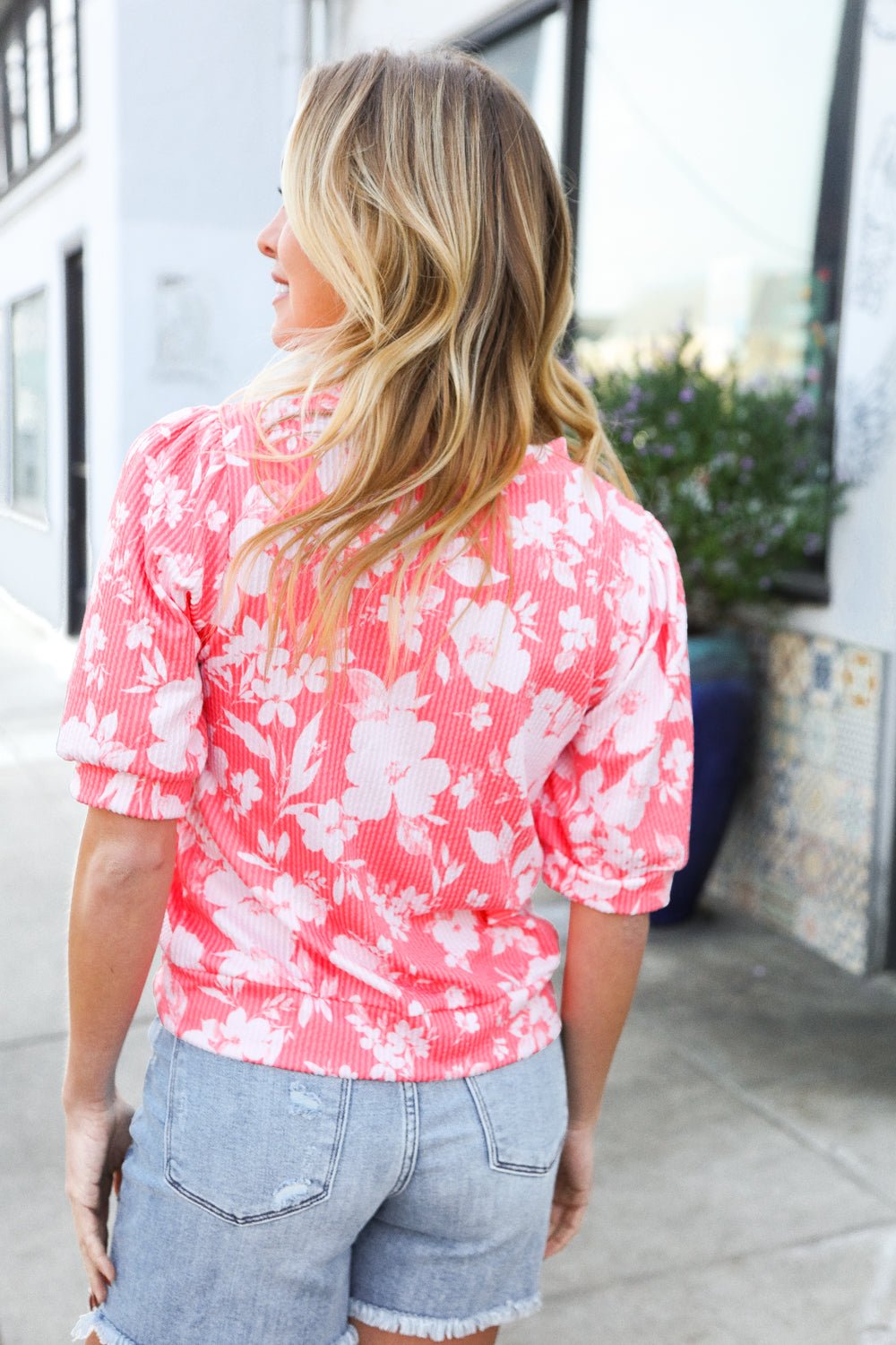 Spring Vibes Coral Wavy Rib Puff Short Sleeves Floral Top - Bitsy Gypsy Boutique